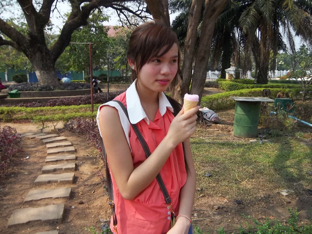ラオスはビエンチャンっ子をナンパして 一緒にアイスクリームを食べるプレーイ タイ少女との同棲日記